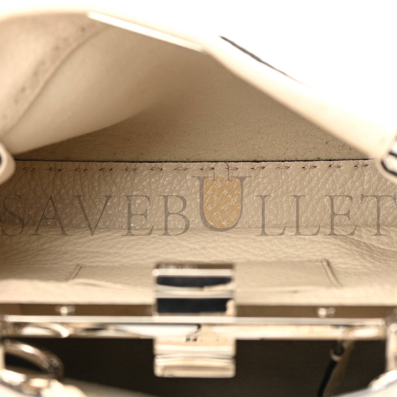 FENDI CUOIO ROMANO SELLERIA MINI PEEKABOO ICONIC SATCHEL LATTE (23*17*12cm) FENDI CUOIO ROMANO SELLERIA MINI PEEKABOO ICONIC SATCHEL LATTE (23*17*12cm)