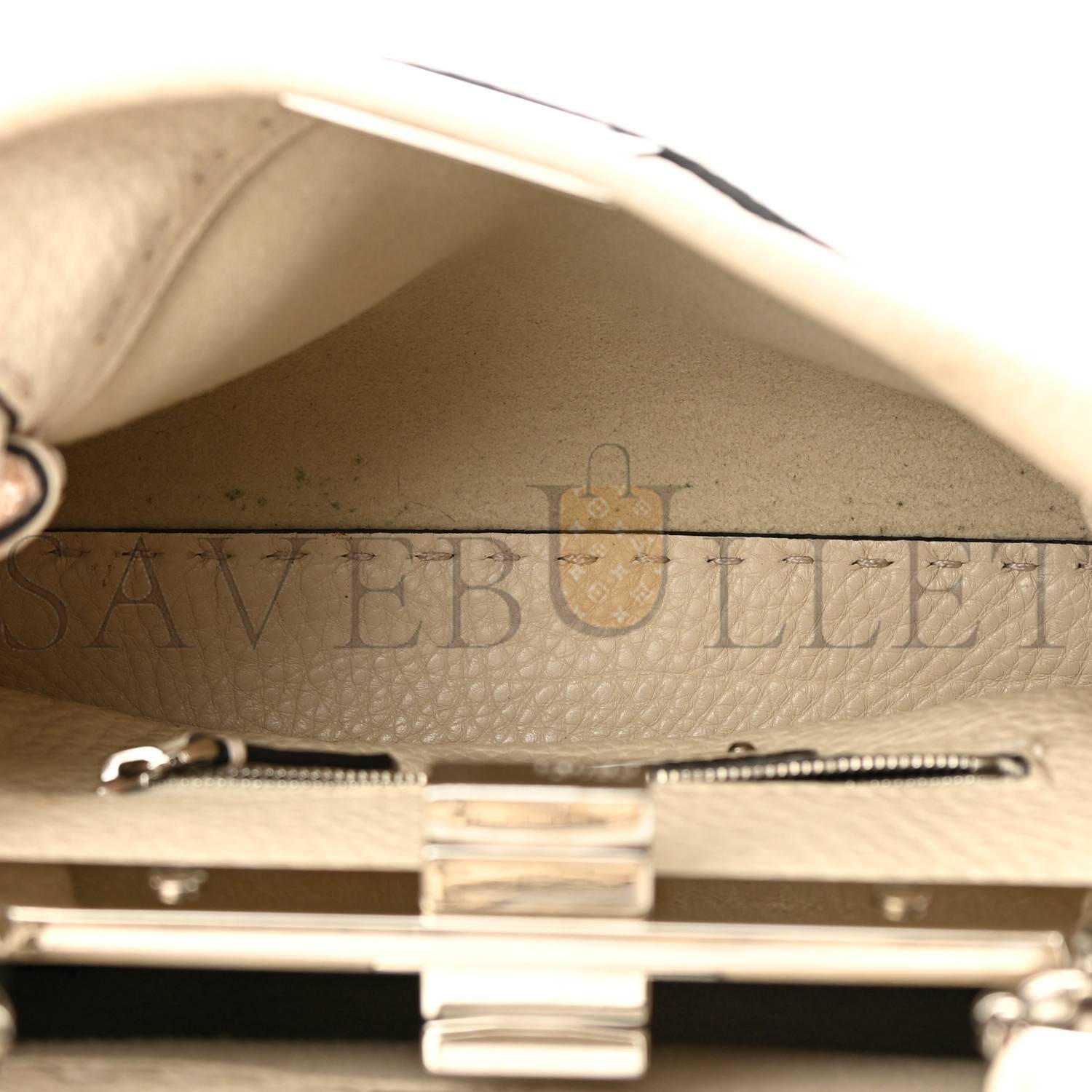 FENDI CUOIO ROMANO SELLERIA MINI PEEKABOO ICONIC SATCHEL LATTE (23*17*12cm) FENDI CUOIO ROMANO SELLERIA MINI PEEKABOO ICONIC SATCHEL LATTE (23*17*12cm)